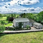 Stunning Barn Minutes From The Lake District