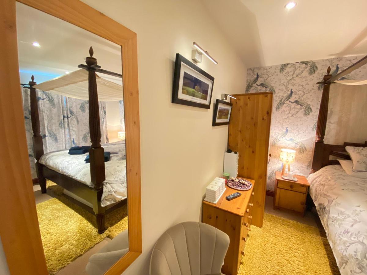 Holiday home District Romantic Get Away In 1 Acre Gardens Off M6 *