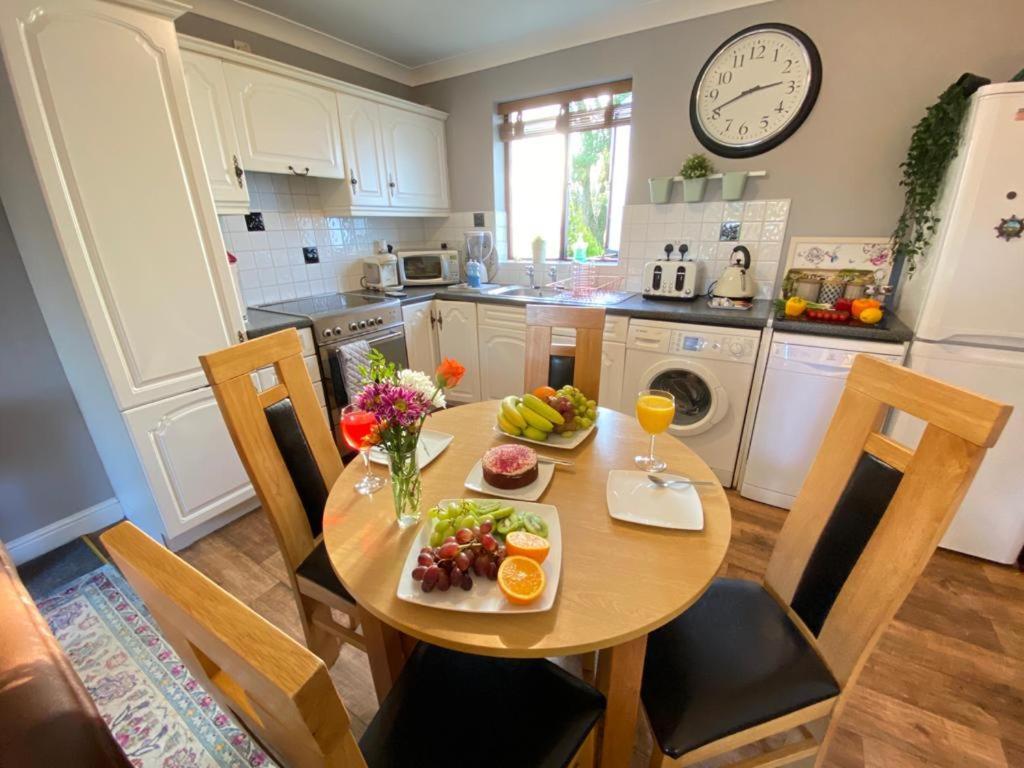District In 1 Acre Gardens Off M6 Country house *
