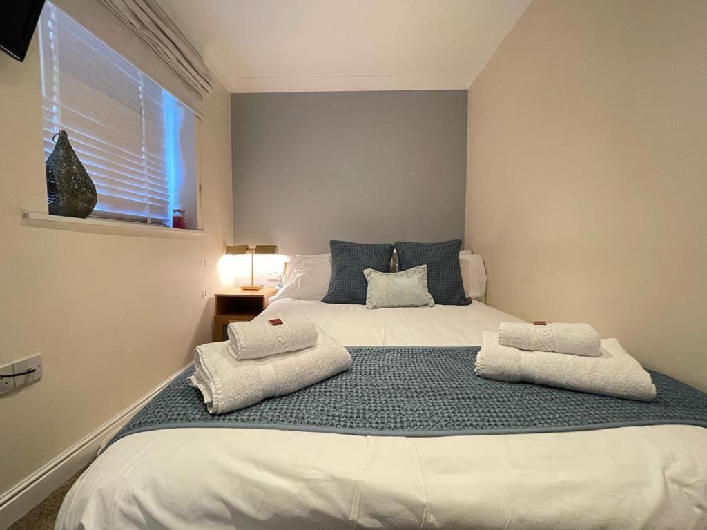 District In 1 Acre Gardens Off M6 Country house *