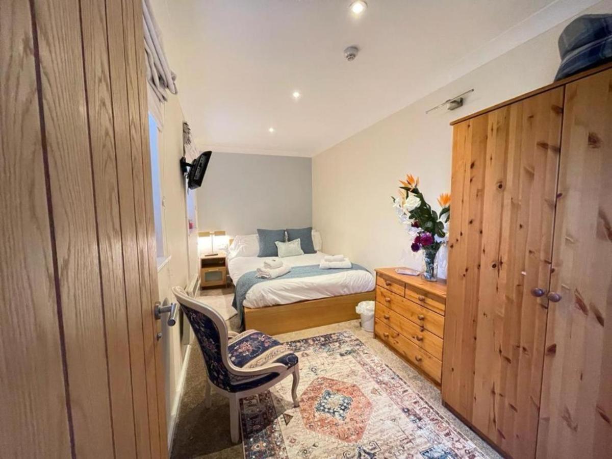 District In 1 Acre Gardens Off M6 Country house *