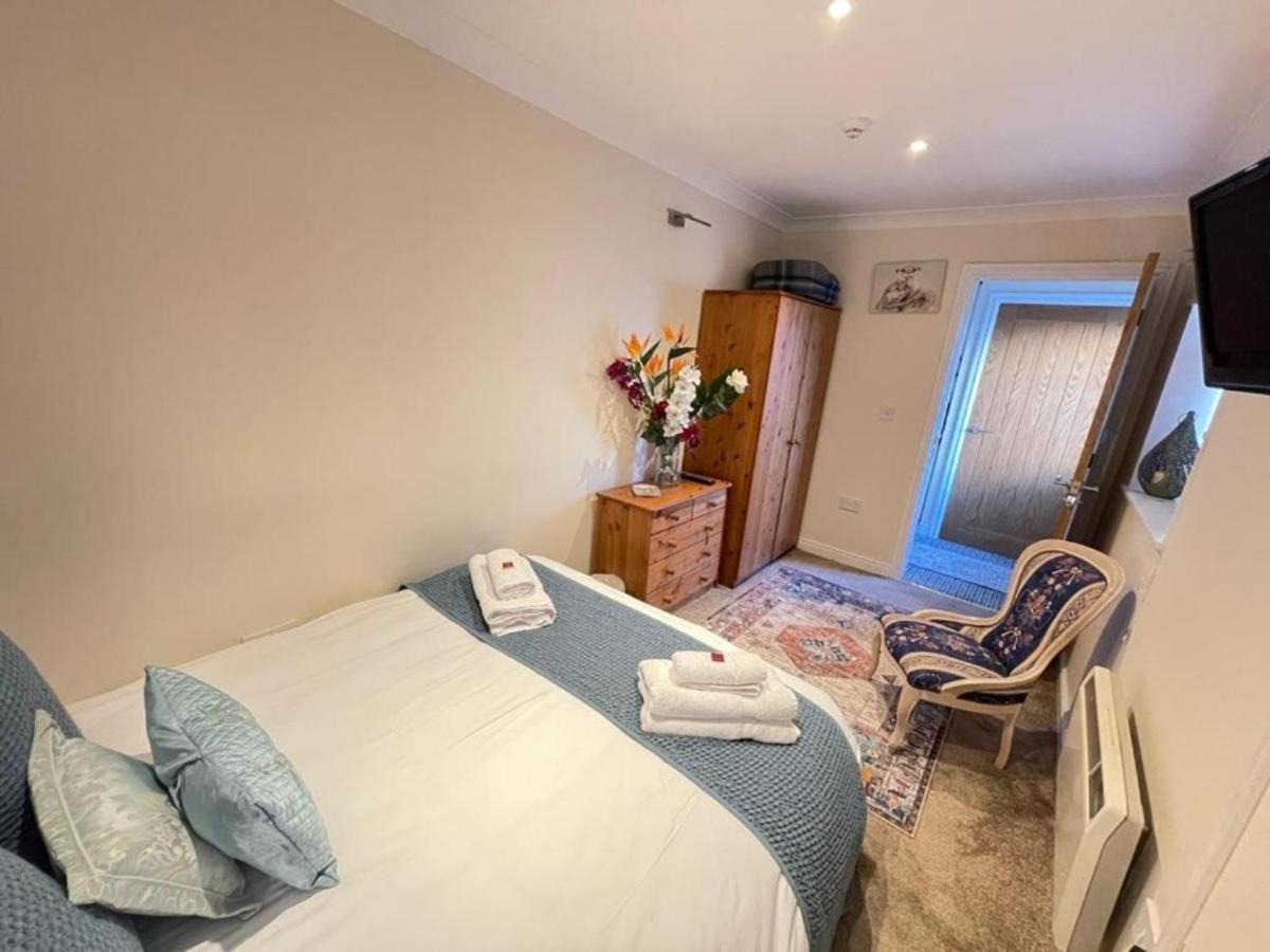 District In 1 Acre Gardens Off M6 Country house