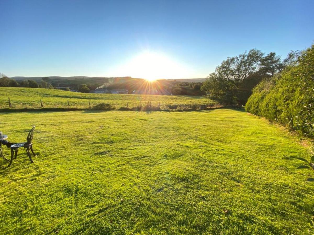 District In 1 Acre Gardens Off M6 Country house *