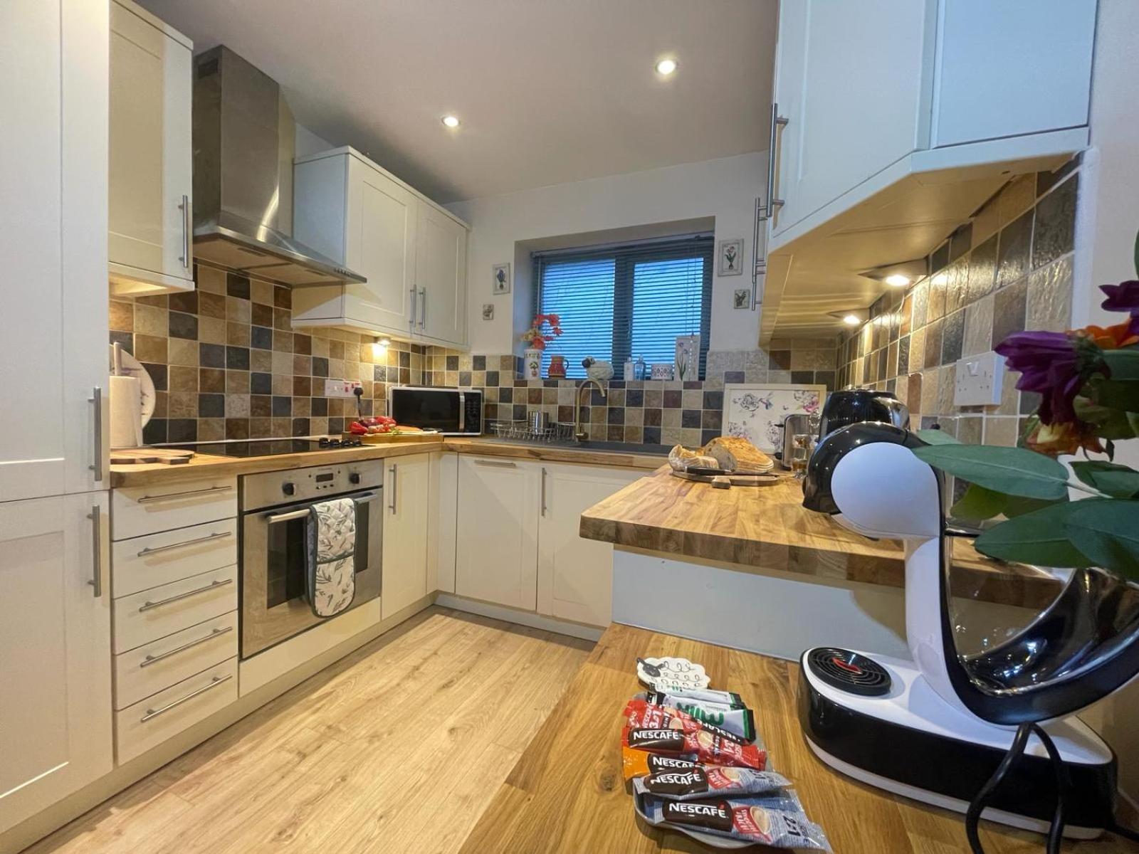 District Romantic Get Away In 1 Acre Gardens Off M6 Holiday home *
