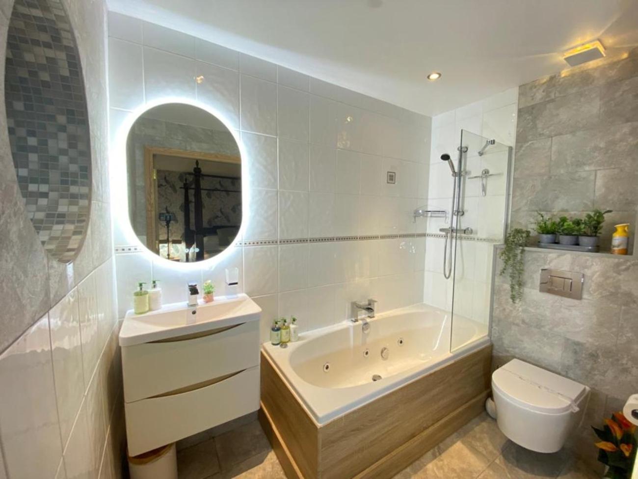 District Romantic Get Away In 1 Acre Gardens Off M6