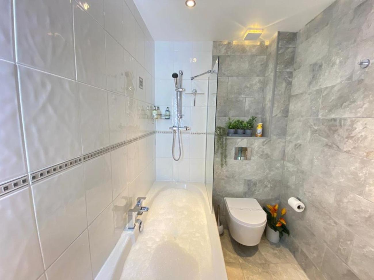Holiday home District Romantic Get Away In 1 Acre Gardens Off M6 *