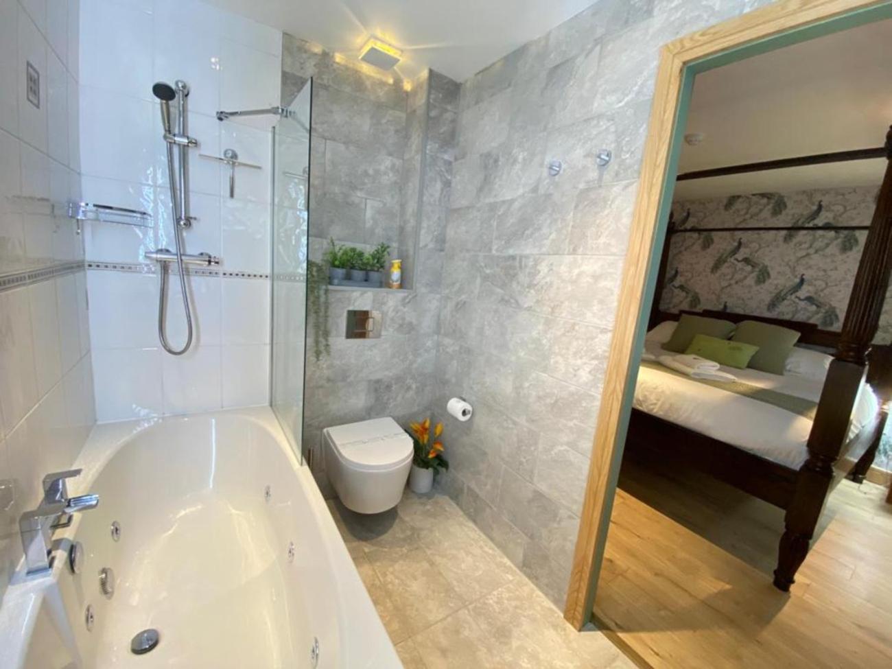 District Romantic Get Away In 1 Acre Gardens Off M6