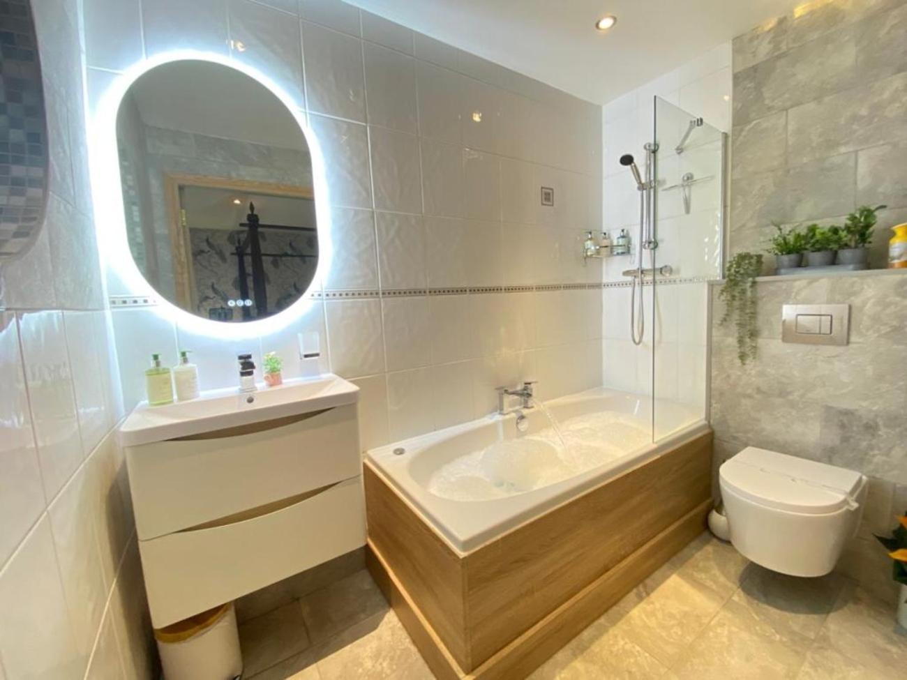 District Romantic Get Away In 1 Acre Gardens Off M6 Holiday home Penrith
