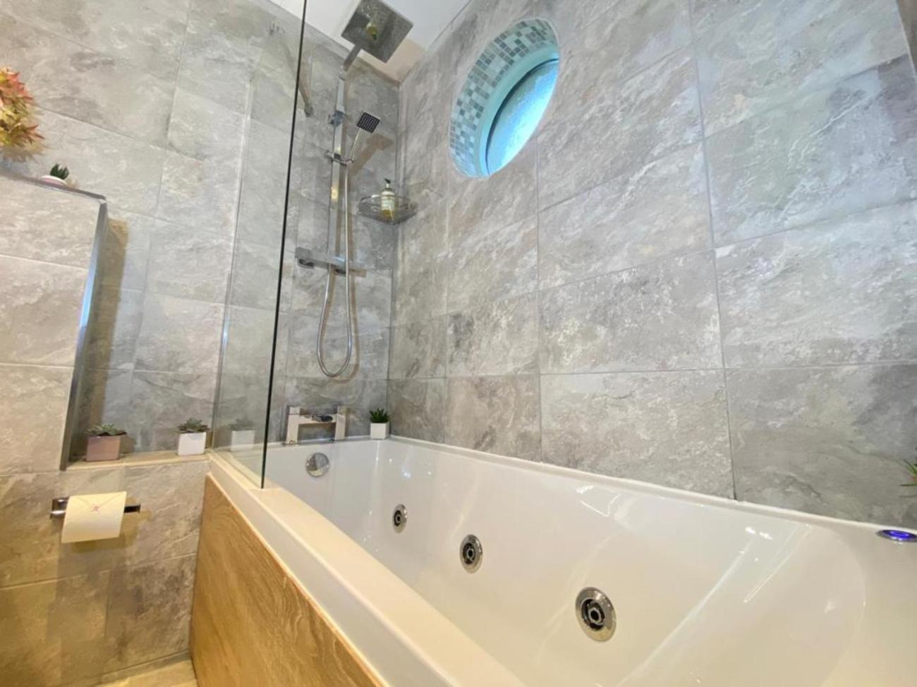 Country house District In 1 Acre Gardens Off M6 *