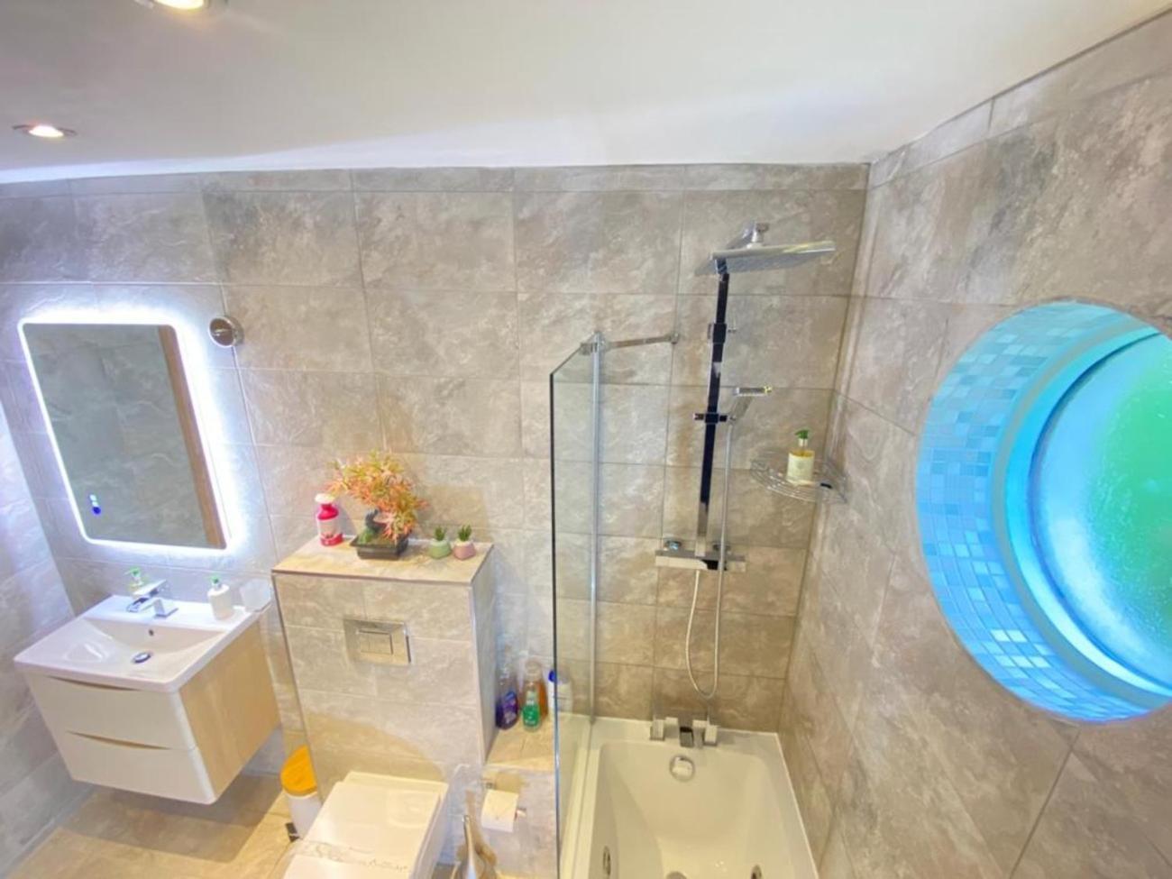 District In 1 Acre Gardens Off M6