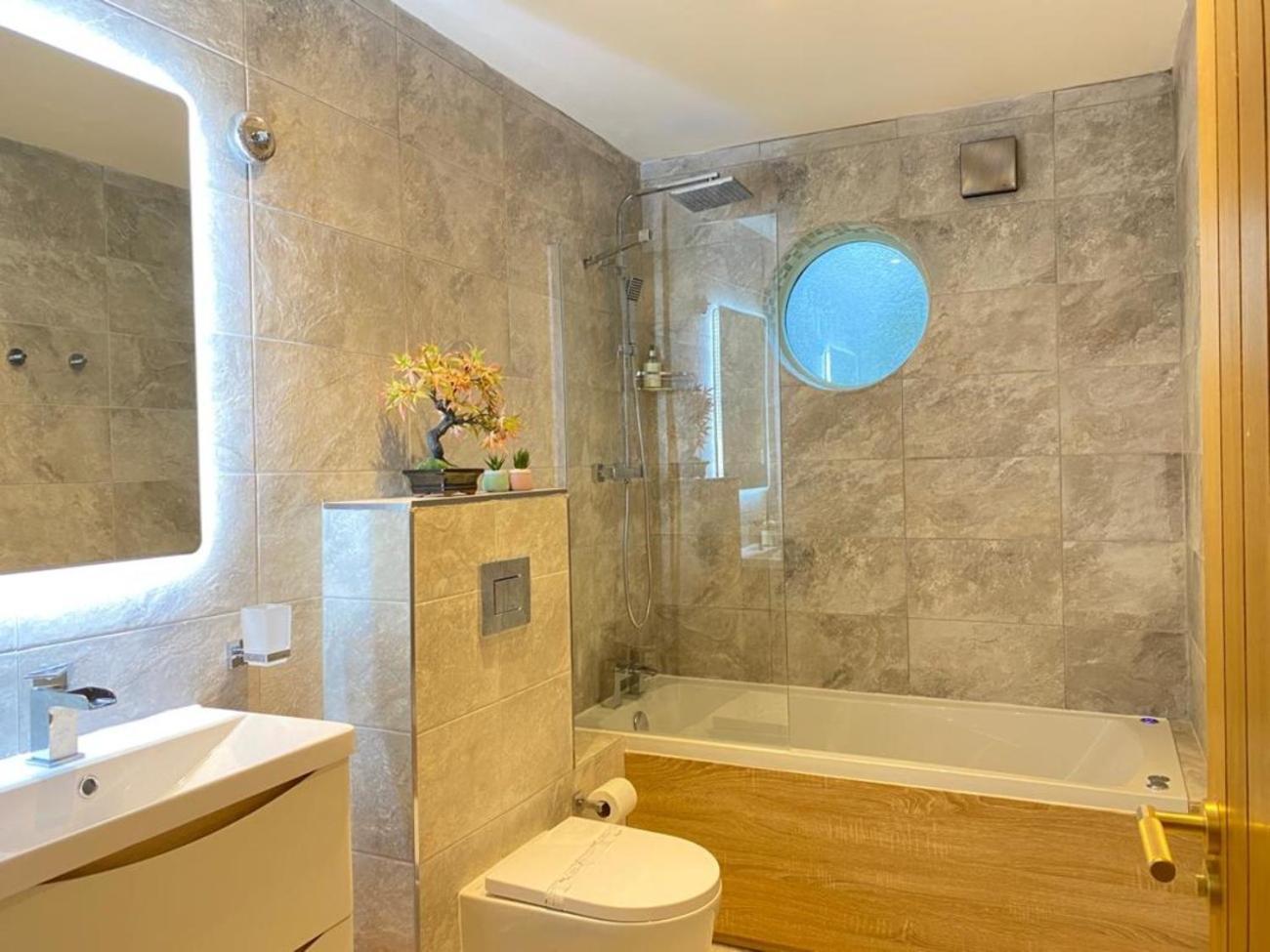 District In 1 Acre Gardens Off M6