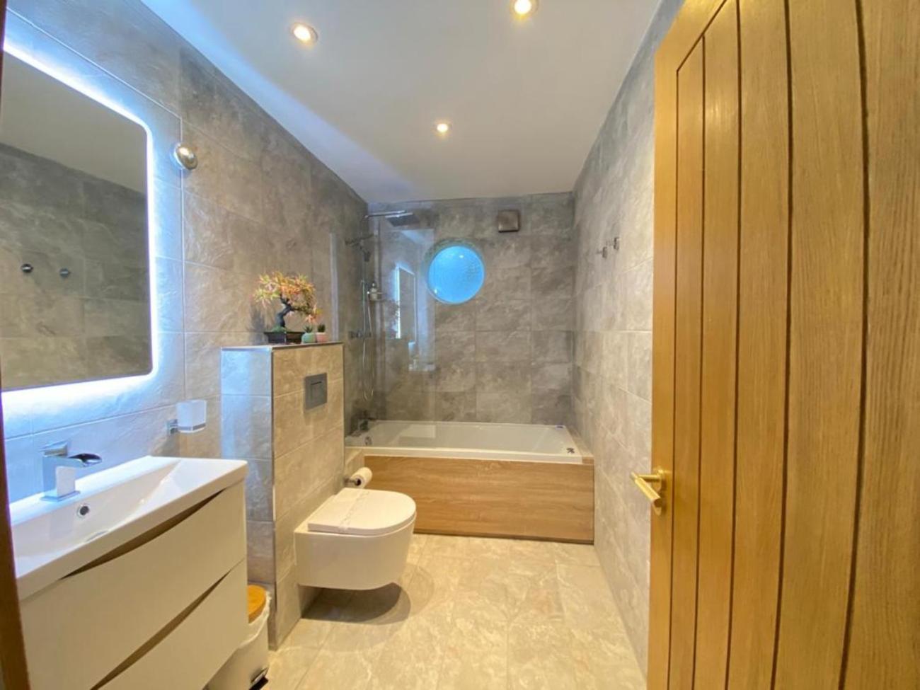 District In 1 Acre Gardens Off M6 Country house *