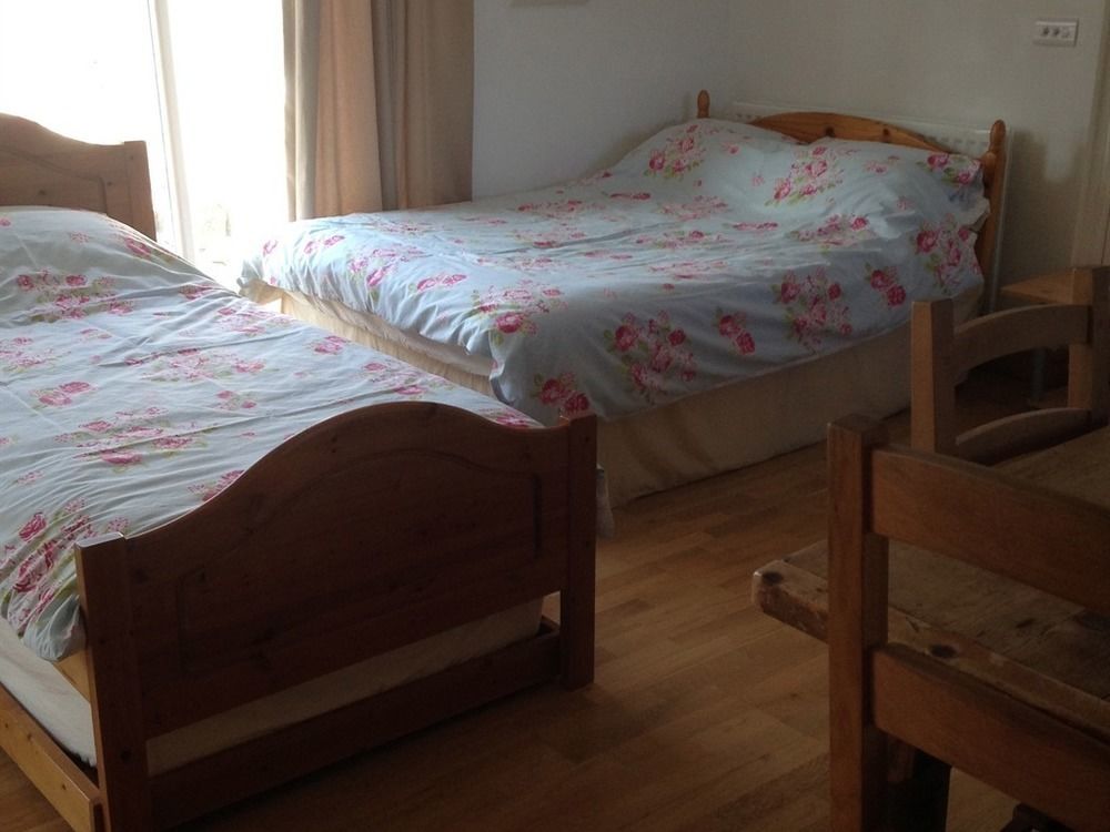 Bed & Breakfast Rebels Hide