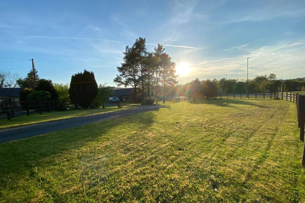 Country house District In 1 Acre Gardens Off M6