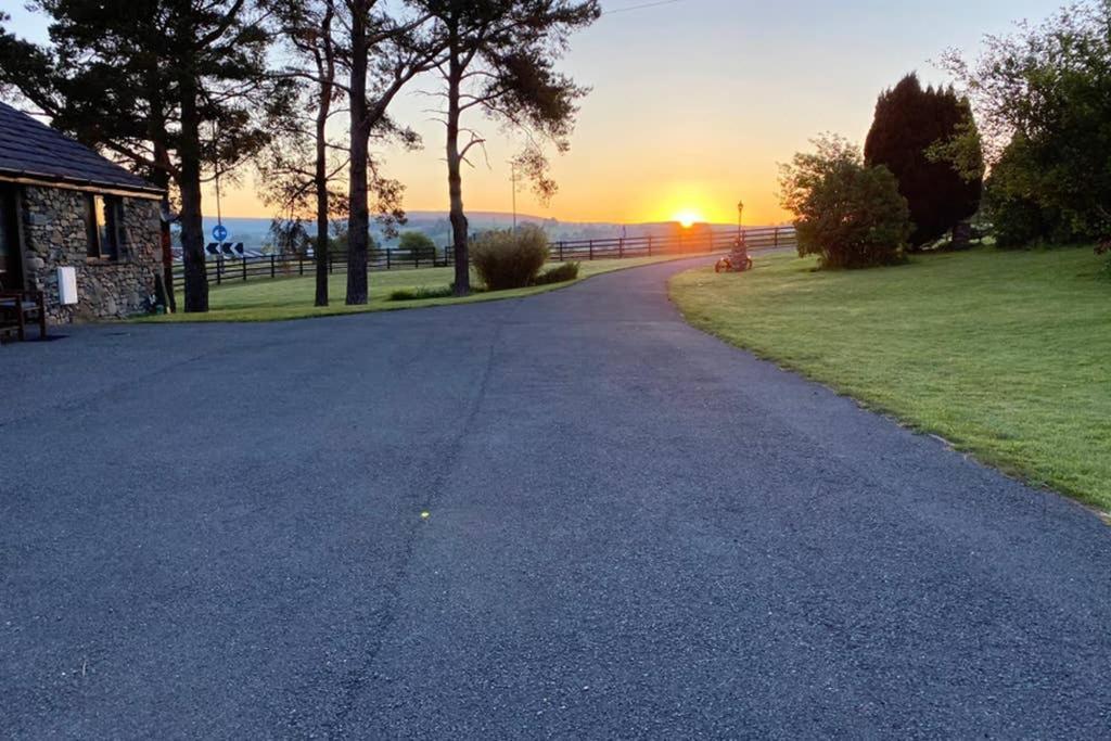 District In 1 Acre Gardens Off M6 * Penrith
