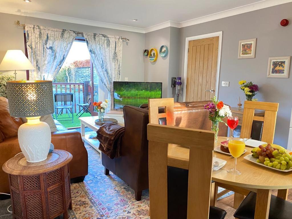 District In 1 Acre Gardens Off M6 * Penrith