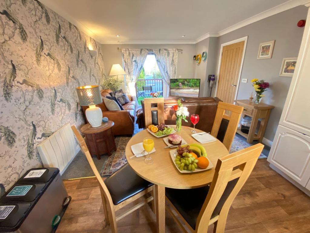 District In 1 Acre Gardens Off M6 * Penrith