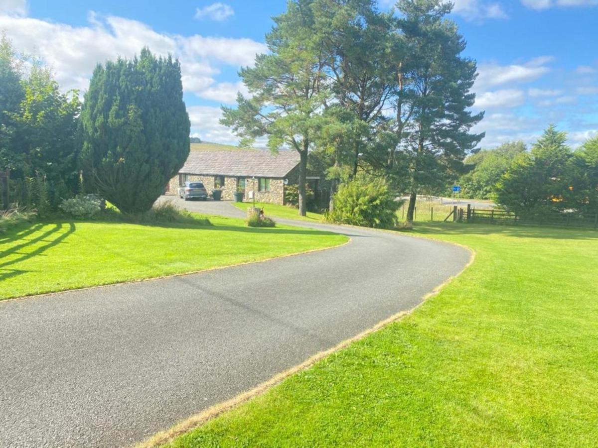 District In 1 Acre Gardens Off M6 Country house