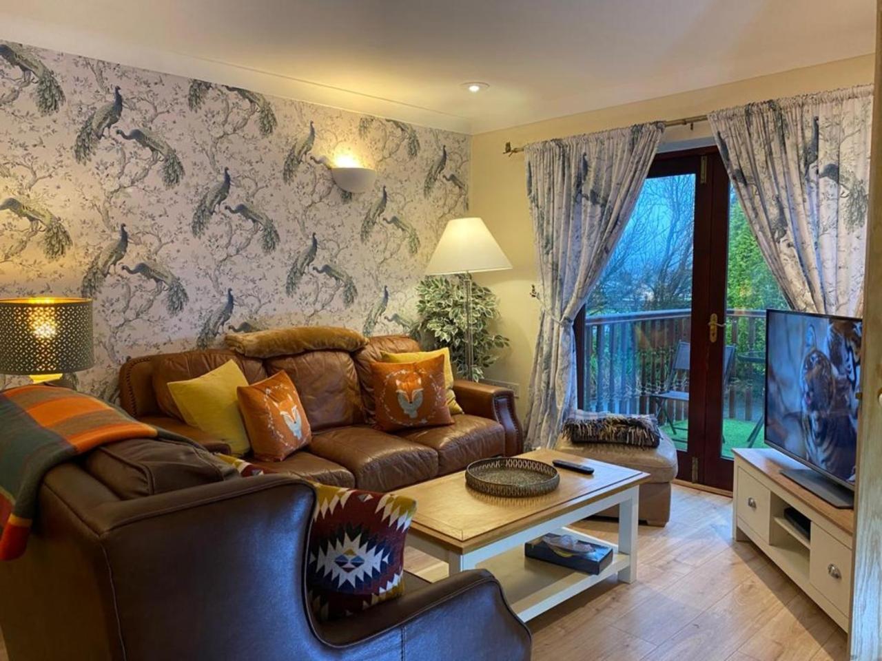 District In 1 Acre Gardens Off M6 Country house *