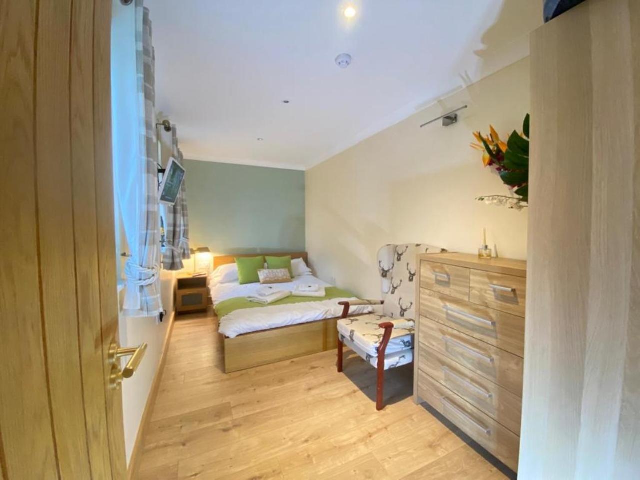 District In 1 Acre Gardens Off M6 *
