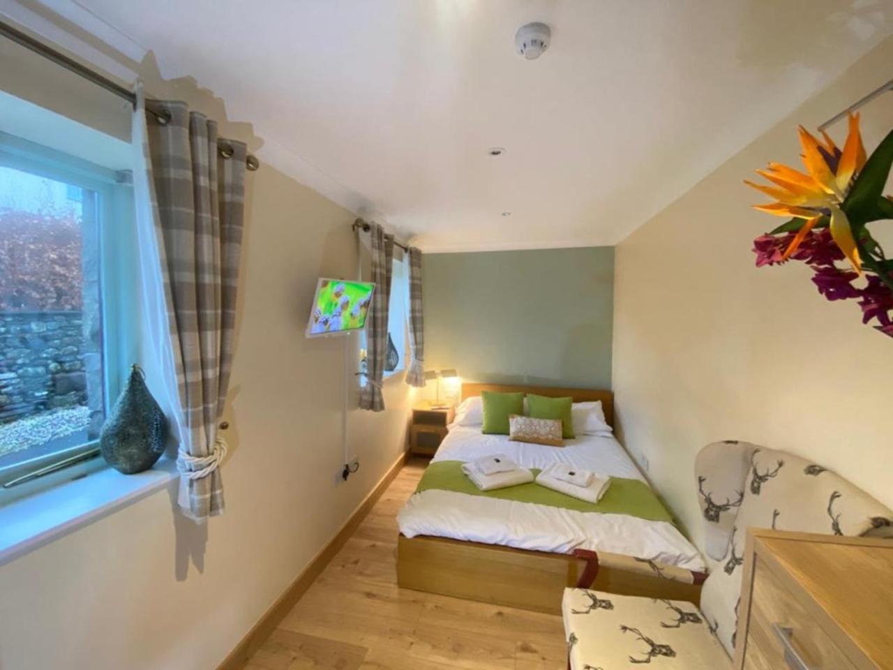 Country house District In 1 Acre Gardens Off M6