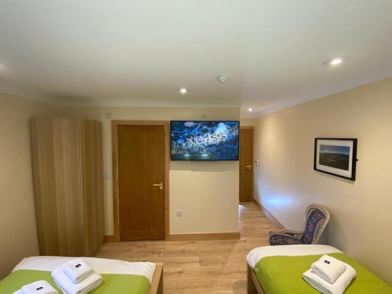 District In 1 Acre Gardens Off M6 *