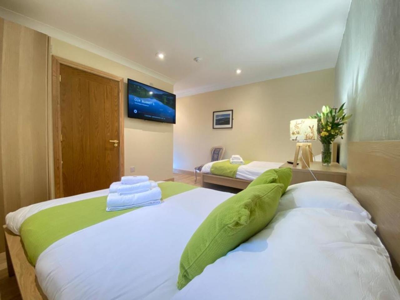 District In 1 Acre Gardens Off M6 Country house