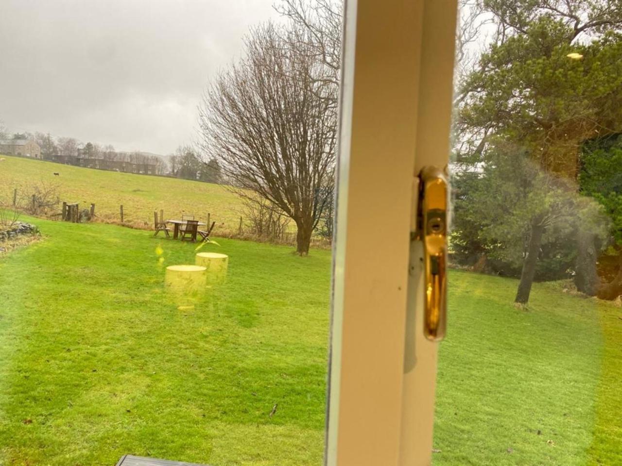 District In 1 Acre Gardens Off M6 Country house