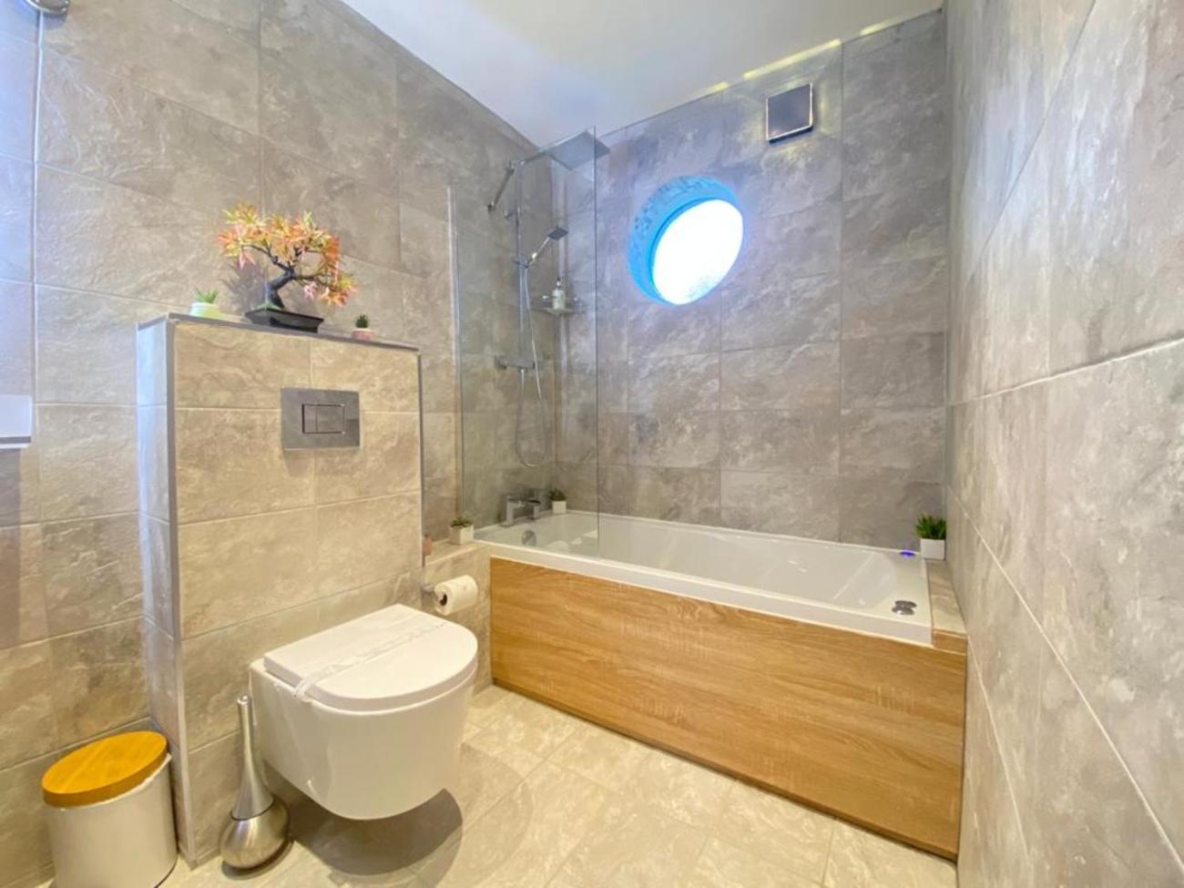 Country house District In 1 Acre Gardens Off M6 *